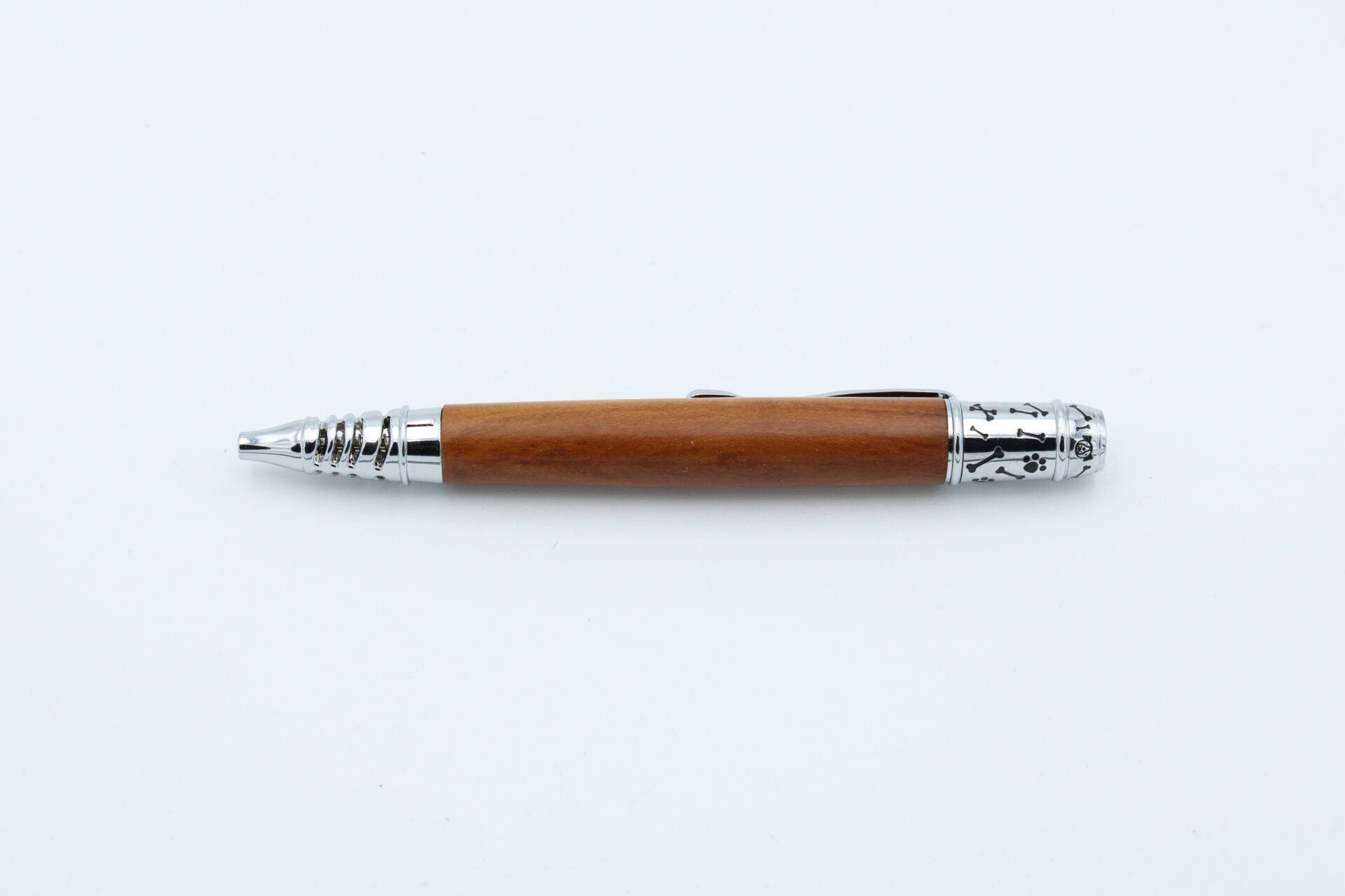 Drehkugelschreiber Dog aus Mirabelle. Metallkomponenten in Chrom für eine elegante Optik. Schreibt in Schwarz. Handgedrechselt und hochwertig verarbeitet.