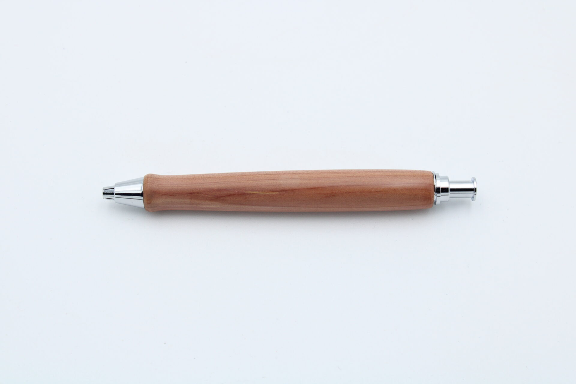 Fallminenbleistift aus Wacholder. Metallkomponenten in Chrom für eine elegante Optik. Geeignet für 3 mm. Handgedrechselt und hochwertig verarbeitet.