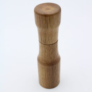 Gewürzmühle aus Eiche. Handgedrechselt und hochwertig verarbeitet.