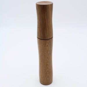 Gew&uuml;rzm&uuml;hle aus Eiche. Handgedrechselt und hochwertig verarbeitet.